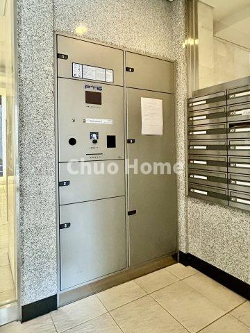 アーデル三ノ輪サウスフォートの設備|【宅配ボックス】在宅時・不在時に関わらず、居住者の代わりに非対面で宅配物を受け取ってくれる便利な設備です。わかりやすくご説明致しますので見学時にはお部屋だけではなく共用部分もぜひチェックしてください。