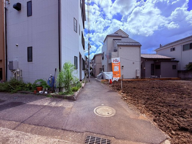 【前面道路含む現地写真】 | 北区赤羽台３丁目　建築条件付き売地　Ａ区画 | 落ち着いた住宅街に位置し前面道路も穏やかで安心感のある住環境