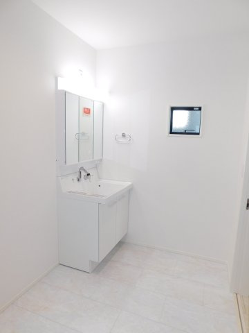 名古屋市熱田区木之免町の新築一戸建の独立洗面台|◇洗面室◇　　広い洗面室！　三面鏡シャワードレッサー　床下収納庫完備