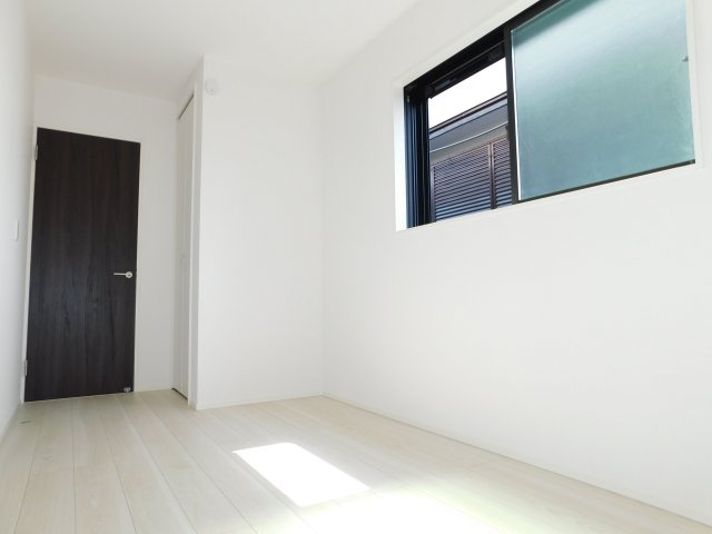 名古屋市熱田区木之免町の新築一戸建の洋室|◇洋室◇　　明るい洋室５．２４帖　全居室収納完備！