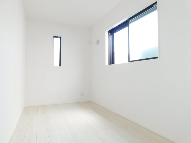 名古屋市熱田区木之免町の新築一戸建の洋室|◇洋室◇　　明るい洋室５．２４帖　全居室収納完備！