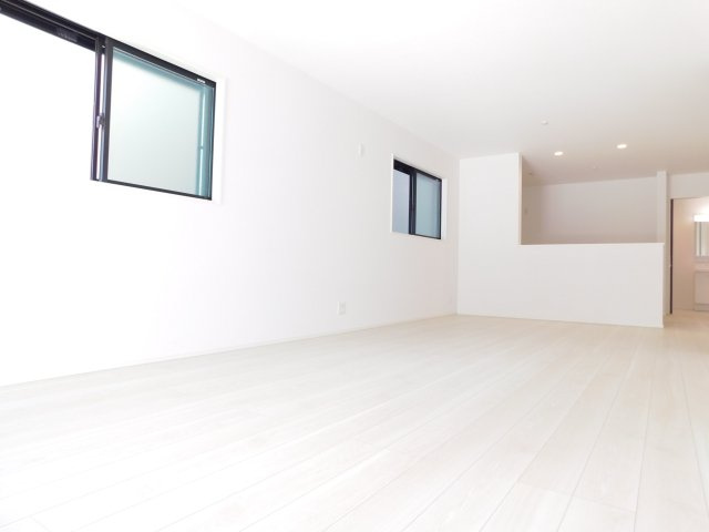 名古屋市熱田区木之免町の新築一戸建の居間・リビング|◇リビング◇　　南面で明るく広いリビング２１．４７帖　足元から均等にリビングが温まる床暖房付き！