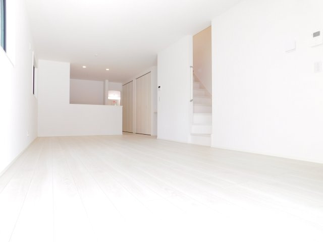 名古屋市熱田区木之免町の新築一戸建の居間・リビング|◇リビング◇　　南面で明るく広いリビング２１．４７帖　収納２ヶ所＋カウンター付き！
