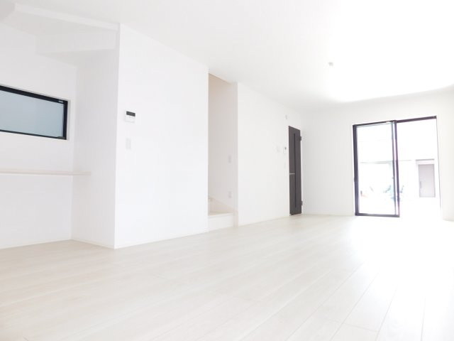 名古屋市熱田区木之免町の新築一戸建の居間・リビング|◇リビング◇　　南面で明るく広いリビング２１．４７帖　家族のコミュニケーションの機会が増えるリビング階段♪