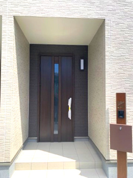 【玄関】 | 堺市堺区山本町5丁　新築戸建 | 玄関ポーチを設けた住まい。雨の日のお出かけも濡れずに鍵の開閉が可能！お子様の自転車置場にも良さそうですね。