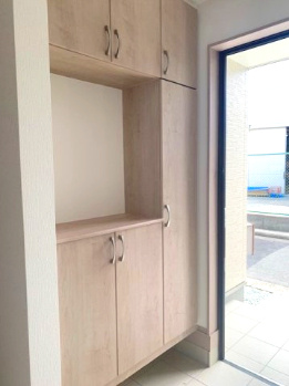 【玄関】 | 堺市堺区山本町5丁　新築戸建 | 天井高のシューズボックス付き！散らかりがちな玄関周りを片付けられ、お客様をお迎えする空間を綺麗に保つことができます。