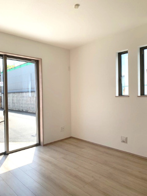 【洋室】 | 堺市堺区山本町5丁　新築戸建 | 1階に配した洋室5.25帖。駐車スペースへ繋がる大きな掃き出し窓から暖かい陽光が差し込みます。客間やテレワークスペースなど多目的にご使用可能！