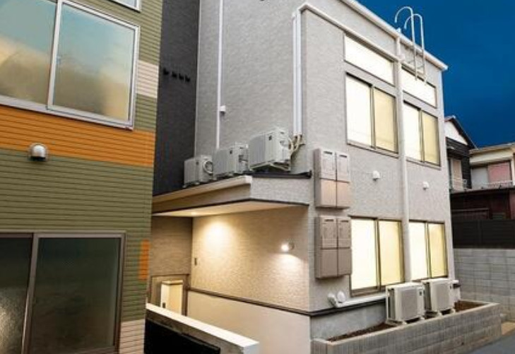 新宿区原町３丁目のアパートのエントランス