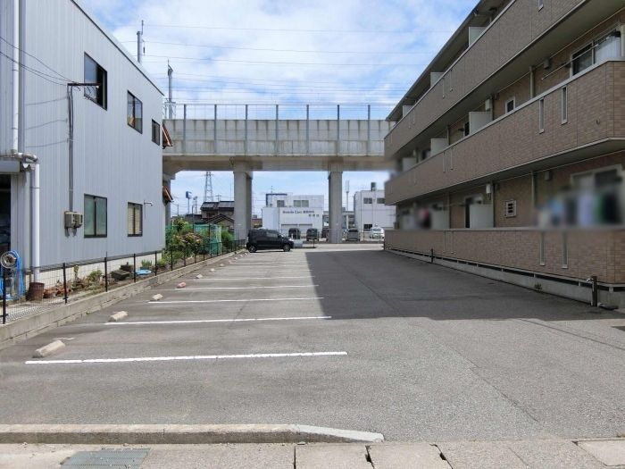 イン・ハピネスⅡの駐車場