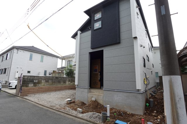 川越市吉田　可変型3（4）LDK+カースペース2台付き　新築戸建の前面道路含む現地写真