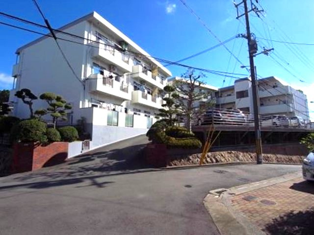 甲山グリーンハイツの外観|1階のお部屋なので、エントランスや駐輪場が近いです。