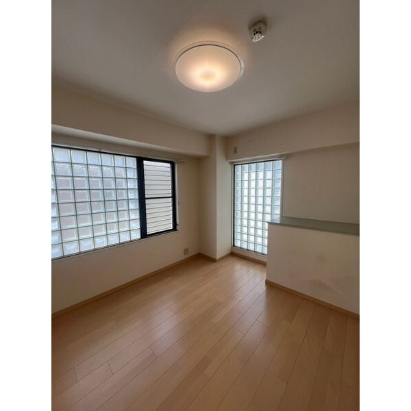 神戸市東灘区甲南町４丁目の賃貸マンションの居間・リビング