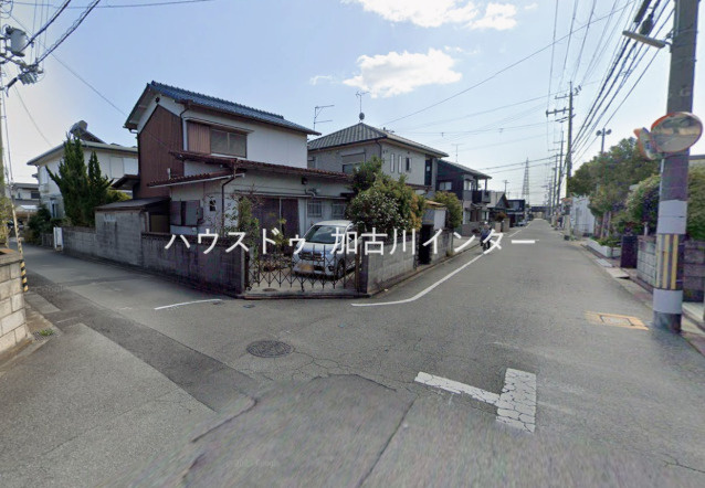 【角地×69坪】趣味を楽しむための特等席の前面道路含む現地写真|現況は古家がありますが、更地になった際の広さや、理想のマイホームの配置イメージを現地にてご案内いたします