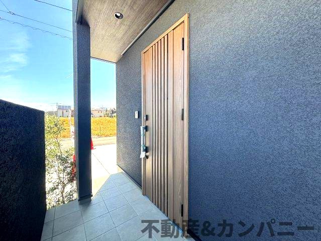 伊予市下吾川の新築戸建の玄関|玄関です