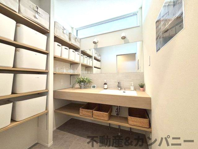 伊予市下吾川の新築戸建の独立洗面台|オシャレな造作洗面台です