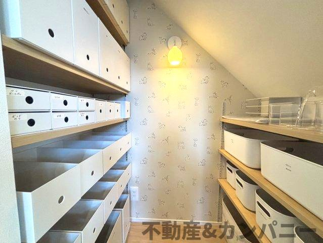 伊予市下吾川の新築戸建の収納|階段下を活用した収納スペースです