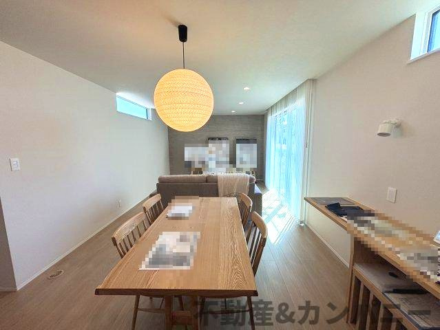 伊予市下吾川の新築戸建の居間・リビング|キッチンからみたリビングです