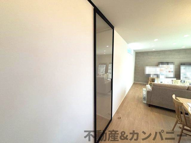 伊予市下吾川の新築戸建のその他|スケルトンのハイドアがリビングを引き締めます