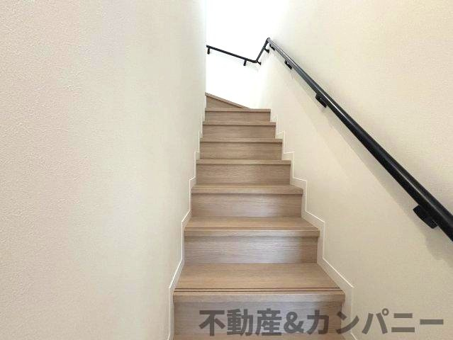伊予市下吾川の新築戸建のその他|手すり付き階段です
