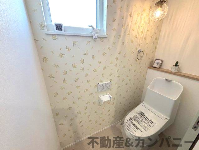 伊予市下吾川の新築戸建のトイレ|クロスがかわいいトイレです