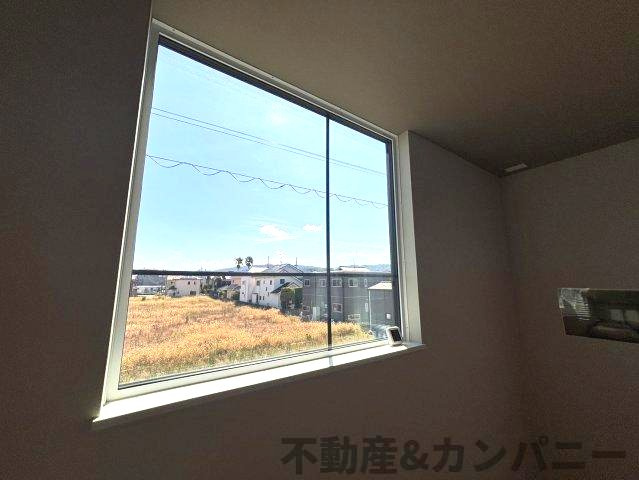 伊予市下吾川の新築戸建のその他|大きめの窓がひかりを部屋に運んでくれます