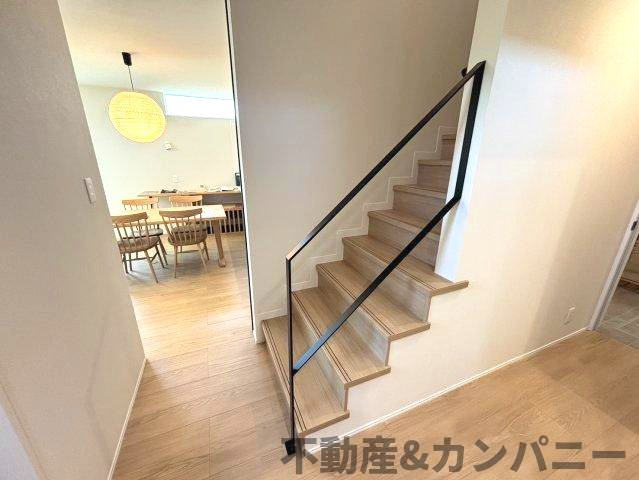 伊予市下吾川の新築戸建のその他|階段部分もオシャレです