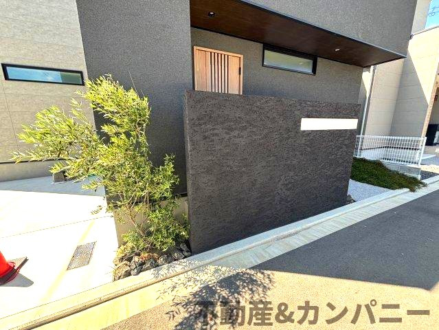 伊予市下吾川の新築戸建のその他|シックなかっこいい門柱です