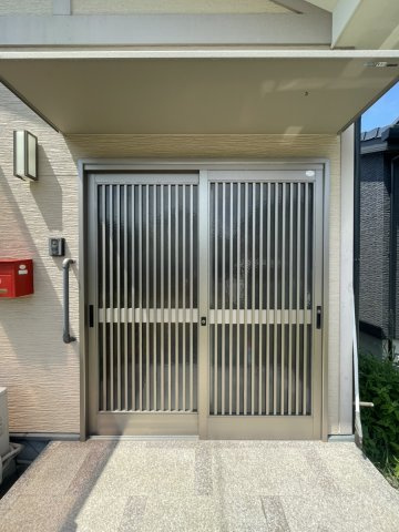 弥生町戸建ての玄関