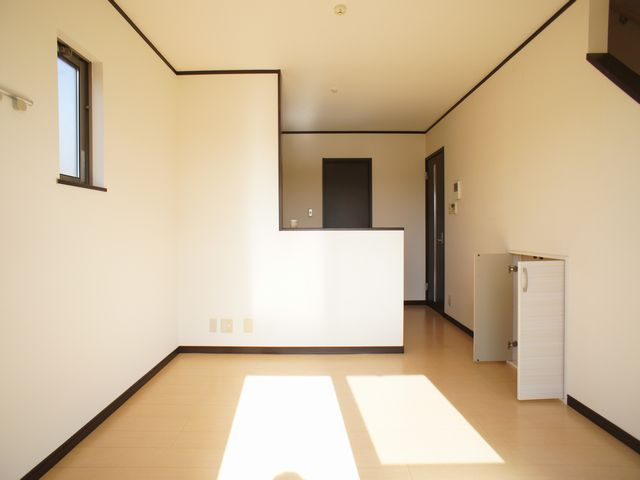 【居間・リビング】 | フラワーヒルズＡ | 会話をしながらお料理できる人気の対面キッチンです♪