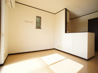 【居間・リビング】 | フラワーヒルズＡ | 快適に過ごせるエアコンが付いています♪