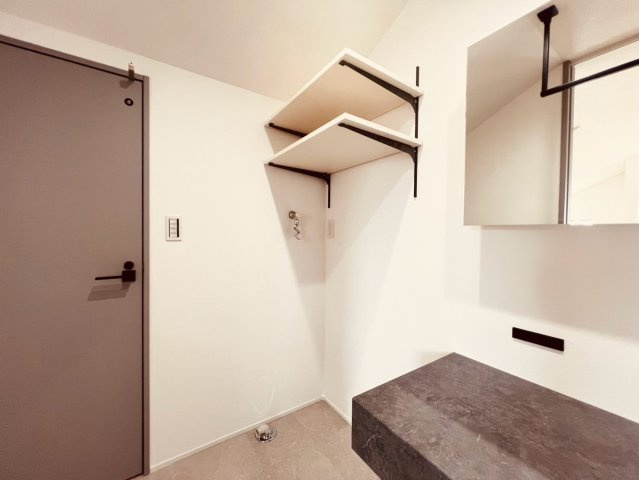 【独立洗面台】 | 小金井市本町４丁目　新築戸建て | 洗濯用品をすっきり収納できる、便利な上部収納を備えています
