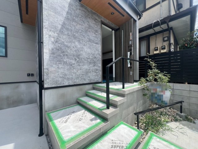【エントランス】 | 小金井市本町４丁目　新築戸建て | ご家族やゲストを心地よく迎える、美しいエントランス空間