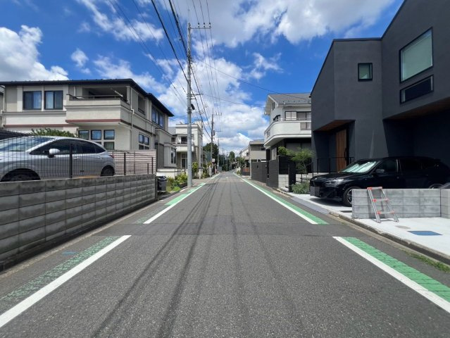 【前面道路含む現地写真】 | 小金井市本町４丁目　新築戸建て | 前面道路は見通しが良く、毎日の通行も安心感があります