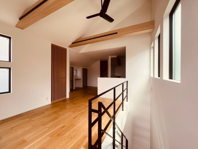 【居間・リビング】 | 小金井市本町４丁目　新築戸建て | 家族が自然と集う、明るく開放感あふれるLDKです