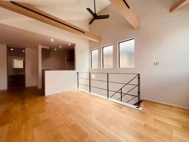 【居間・リビング】 | 小金井市本町４丁目　新築戸建て | 明るく開放的なLDKが、ご家族の時間を豊かに彩ります