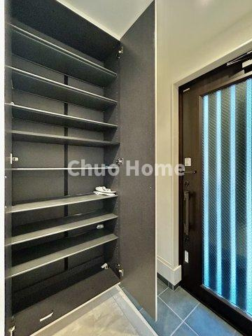 荒川区東日暮里2丁目中古住宅の玄関|【玄関】玄関には大型のシューズクローゼットを設置しておりますのでいつでもスッキリりとした空間を保てます。玄関周りを清潔に使うのはとても大事なことですよね。