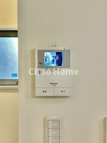 荒川区東日暮里2丁目中古住宅のセキュリティ|【モニターホン】誰が来たかすぐにわかるカラーモニター付きインターホン。通話ボタンを押すまでは室内の音は漏れていませんので相手を確かめてから応対できます。