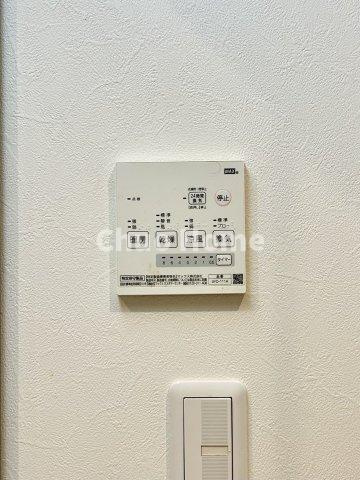 荒川区東日暮里2丁目中古住宅の浴室|【浴室乾燥機】暖房・冷風・換気・乾燥が可能です。毎日を快適に過ごせるうれしい機能が揃っています。雨の日の洗濯物も安心です。