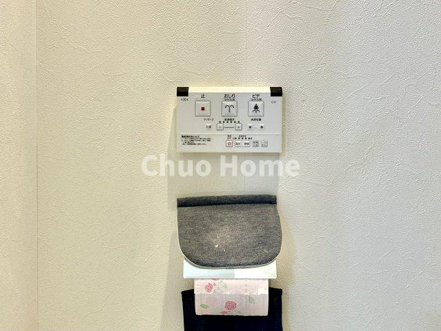 荒川区東日暮里2丁目中古住宅の内装|【ウォシュレット】清潔に使いたいお手洗いには最適な設備です。もちろんウォームレットも標準装備です。