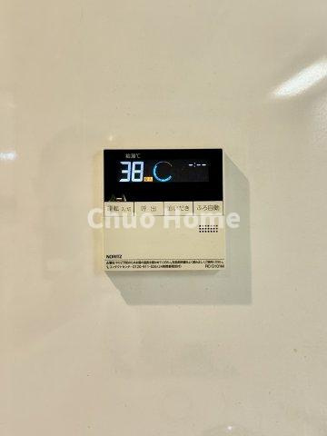 荒川区東日暮里2丁目中古住宅の発電・温水設備|【給湯リモコン】外での一日を忘れさせてくれるオートバス機能でお好みの湯量・温度に調整された浴槽。