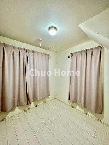荒川区東日暮里2丁目中古住宅の子供部屋|【子供部屋】お子様を持つ家庭の約6割が「家族や子どものため」に購入を希望。入学後の転校を避け、広い空間でのびのび育てたいなどの親心が、家探しのきっかけになっているようです。
