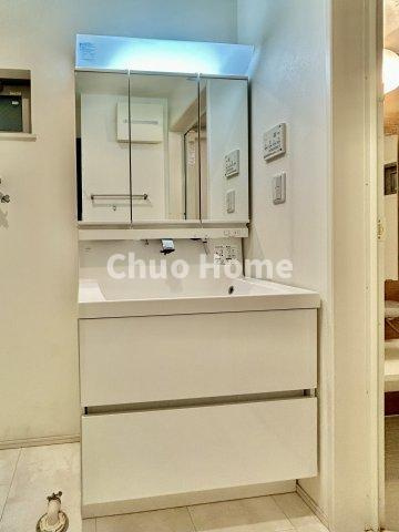 荒川区東日暮里2丁目中古住宅の独立洗面台|【洗面化粧台】洗面化粧台には三面鏡を採用。身だしなみを整えやすい事はもちろんですが、鏡の後ろに収納スペースを設ける事により、散らかりやすい洗面スペースをすっきりさせる事が出来るのも嬉しいですね