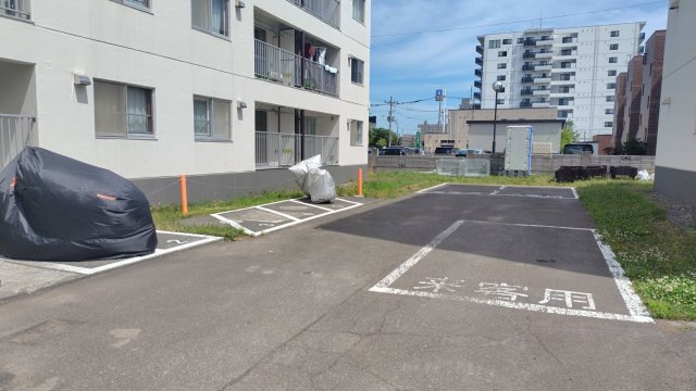 【来客者駐車場】敷地内に来客用の駐車スペースが完備されています。