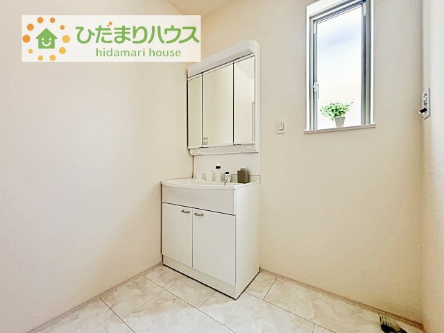 【独立洗面台】 | 土浦市下高津3丁目347番　新築戸建　B号棟 | 三面鏡の大きな鏡は憧れます(^^♪
鏡の後ろは収納となっていて、細かいものでも収納できるのでスッキリと整理できます！