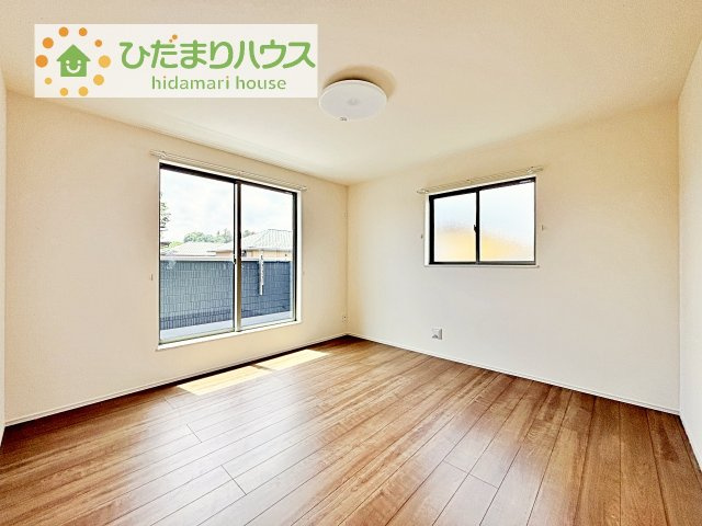 【寝室】 | 土浦市下高津3丁目347番　新築戸建　B号棟 | バルコニーに面していて、たっぷり光りの入る明るい主寝室です！
