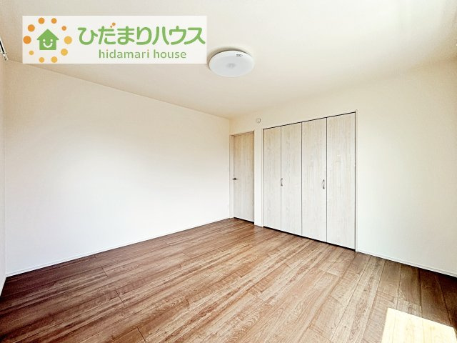 【寝室】 | 土浦市下高津3丁目347番　新築戸建　B号棟 | 広めの主寝室は、ベッドの他にもパソコンデスクやドレッサーなども置けちゃいます(*^-^*)