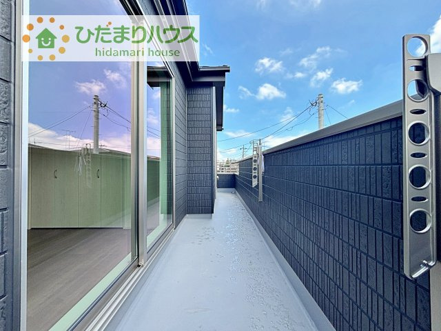【バルコニー】 | 土浦市下高津3丁目347番　新築戸建　B号棟 | 広々としたバルコニーは、大量の洗濯物を干しても余裕！お布団だって、家族全員分をいっきに干せますね(^O^)