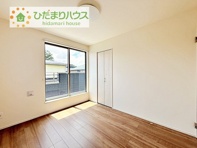 【洋室】 | 土浦市下高津3丁目347番　新築戸建　B号棟 | バルコニーに面していて、たっぷり光りの入る明るい子供部屋です！