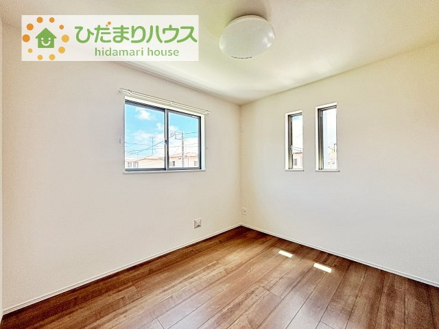 【洋室】 | 土浦市下高津3丁目347番　新築戸建　B号棟 | 窓が多く、明るい空間を演出してくれます(*^^*)