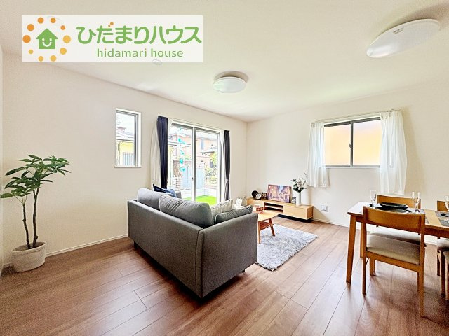 【居間・リビング】 | 土浦市下高津3丁目347番　新築戸建　B号棟 | 南向きのリビングではぽかぽかの日差しが感じられます☆彡